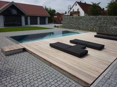 think that entire deck could be on rollers and just roll right over the pool like a cover??